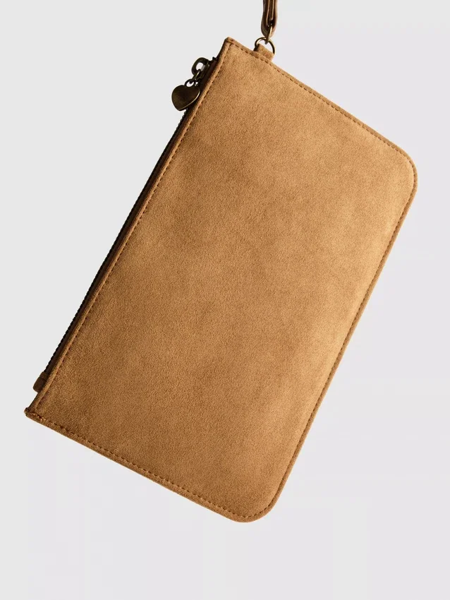 Handväska med hjärtformade nitar