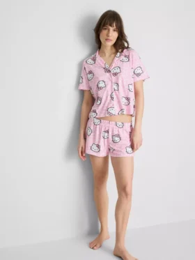 Hello Kitty-pyjamasar i kort boyfriend-modell