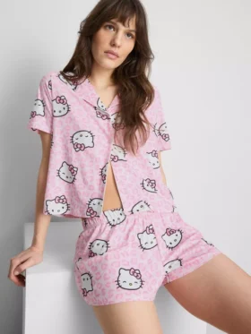 Hello Kitty-pyjamasar i kort boyfriend-modell