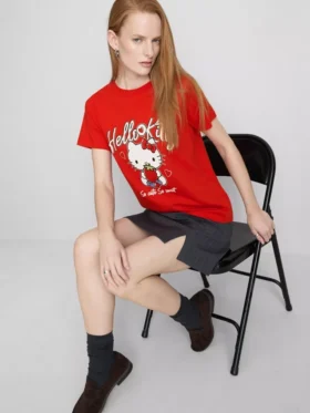 Hello Kitty-T-shirt i bomull med avslappnad passform och jordgubbsmotiv
