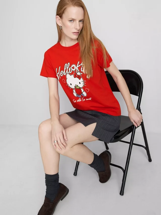 Hello Kitty-T-shirt i bomull med avslappnad passform och jordgubbsmotiv