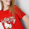 Hello Kitty-T-shirt i bomull med avslappnad passform och jordgubbsmotiv