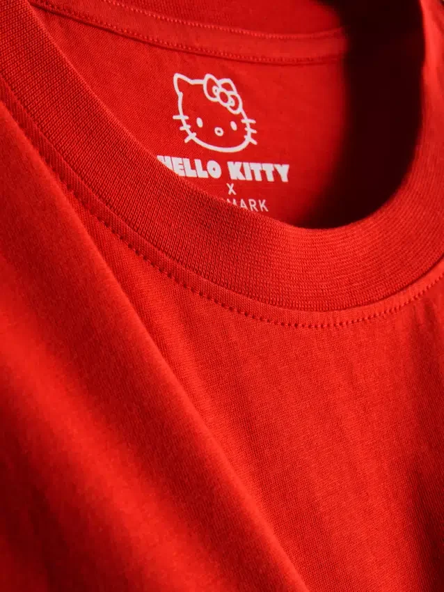 Hello Kitty-T-shirt i bomull med avslappnad passform och jordgubbsmotiv