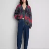 Högmidjade, avsmalnande jeans i bomullsdenim