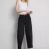 Högmidjade, avsmalnande jeans i bomullsdenim