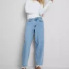 Högmidjade, avsmalnande jeans i bomullsdenim