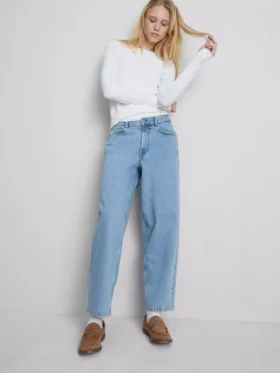 Högmidjade, avsmalnande jeans i bomullsdenim