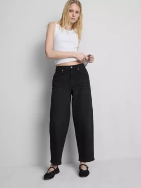 Högmidjade, avsmalnande jeans i bomullsdenim