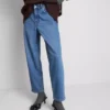 Högmidjade, avsmalnande jeans i bomullsdenim