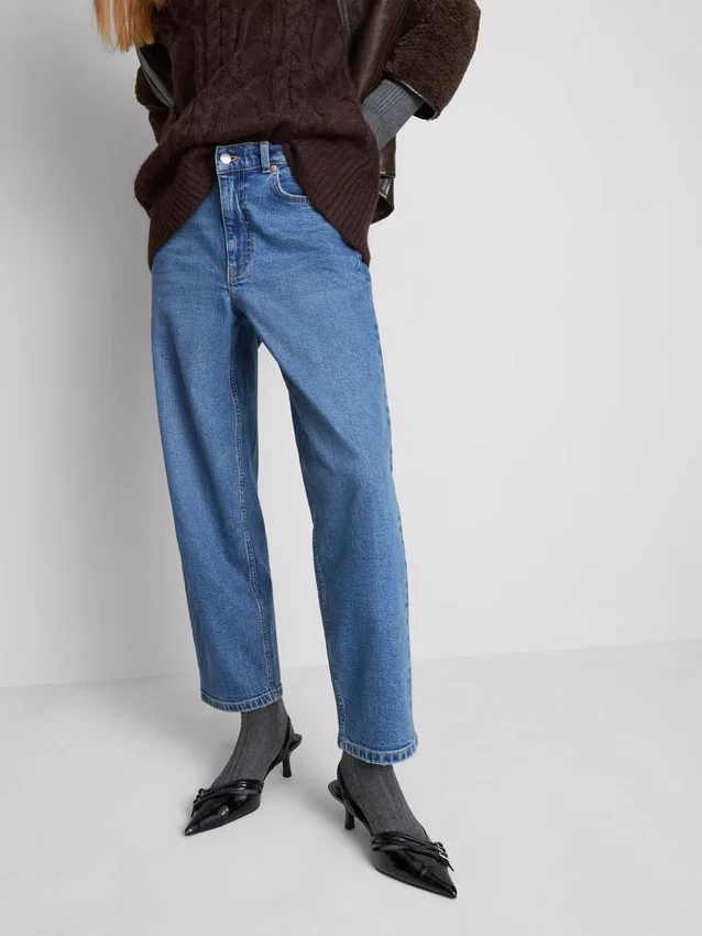 Högmidjade, avsmalnande jeans i bomullsdenim