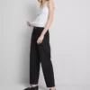 Högmidjade, avsmalnande jeans i bomullsdenim