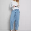 Högmidjade, avsmalnande jeans i bomullsdenim