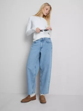 Högmidjade, avsmalnande jeans i bomullsdenim