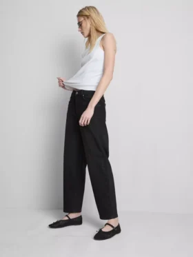Högmidjade, avsmalnande jeans i bomullsdenim