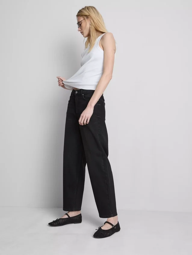 Högmidjade, avsmalnande jeans i bomullsdenim