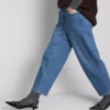 Högmidjade, avsmalnande jeans i bomullsdenim