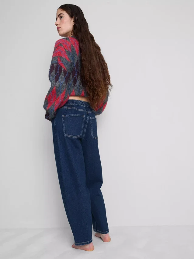Högmidjade, avsmalnande jeans i bomullsdenim