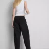 Högmidjade, avsmalnande jeans i bomullsdenim