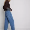 Högmidjade, avsmalnande jeans i bomullsdenim