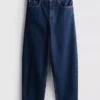Högmidjade, avsmalnande jeans i bomullsdenim