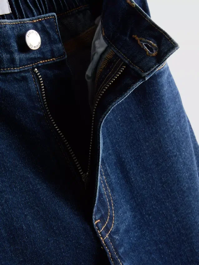 Högmidjade, avsmalnande jeans i bomullsdenim