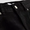 Högmidjade, avsmalnande jeans i bomullsdenim