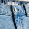 Högmidjade, avsmalnande jeans i bomullsdenim