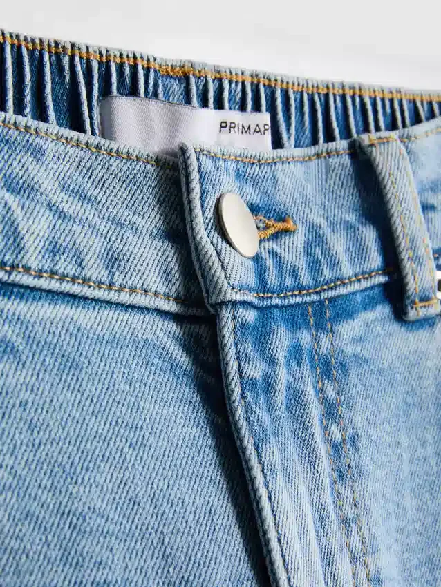 Högmidjade, avsmalnande jeans i bomullsdenim