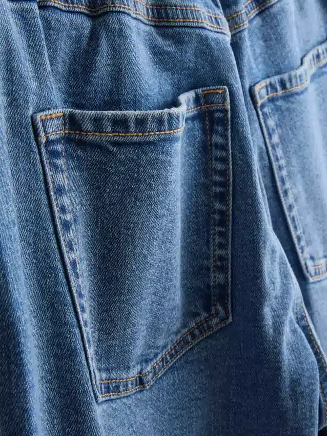 Högmidjade, avsmalnande jeans i bomullsdenim