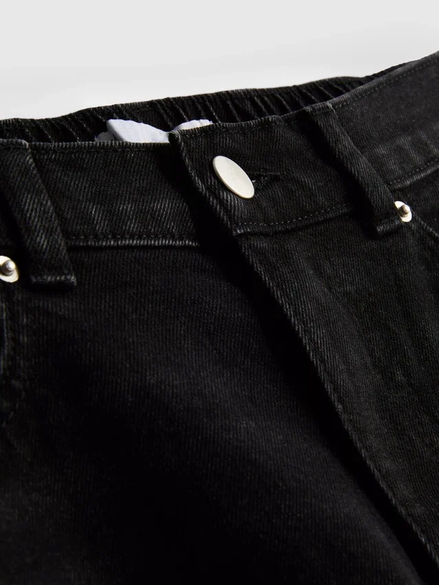 Högmidjade, avsmalnande jeans i bomullsdenim