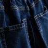 Högmidjade, avsmalnande jeans i bomullsdenim