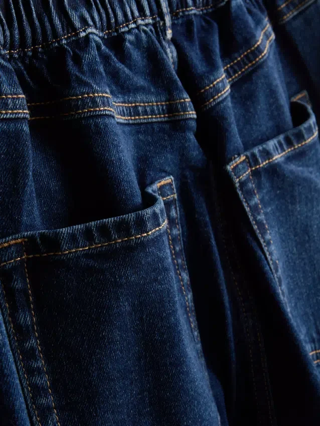 Högmidjade, avsmalnande jeans i bomullsdenim