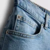 Högmidjade, avsmalnande jeans i bomullsdenim