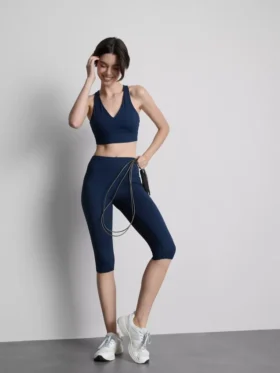 Högmidjade, släta och stödjande capri-leggings för träning