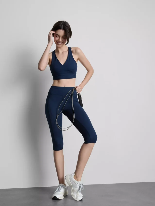Högmidjade, släta och stödjande capri-leggings för träning