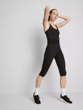 Högmidjade, släta och stödjande capri-leggings för träning