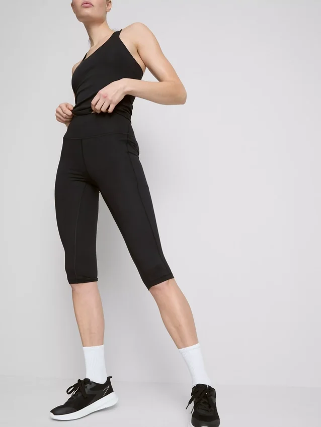 Högmidjade, släta och stödjande capri-leggings för träning