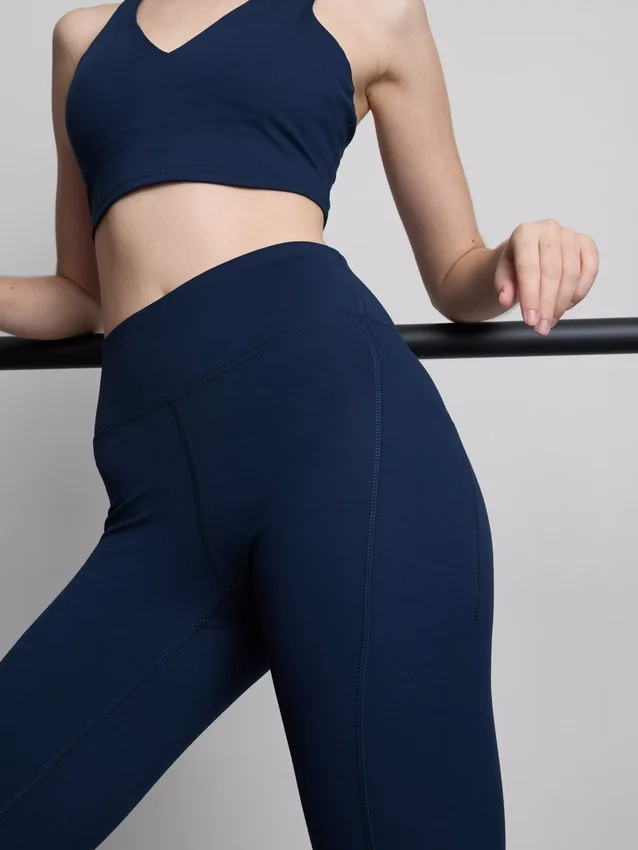 Högmidjade, släta och stödjande capri-leggings för träning