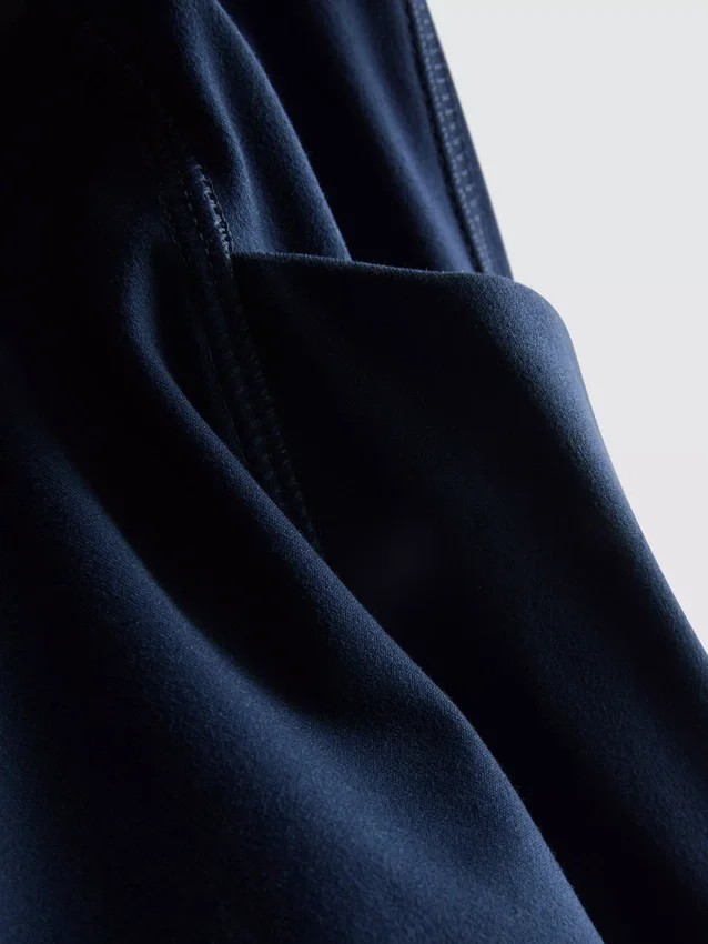 Högmidjade, släta och stödjande capri-leggings för träning