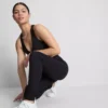 Högmidjade, släta och stödjande träningsleggings