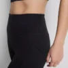 Högmidjade, släta och stödjande träningsleggings