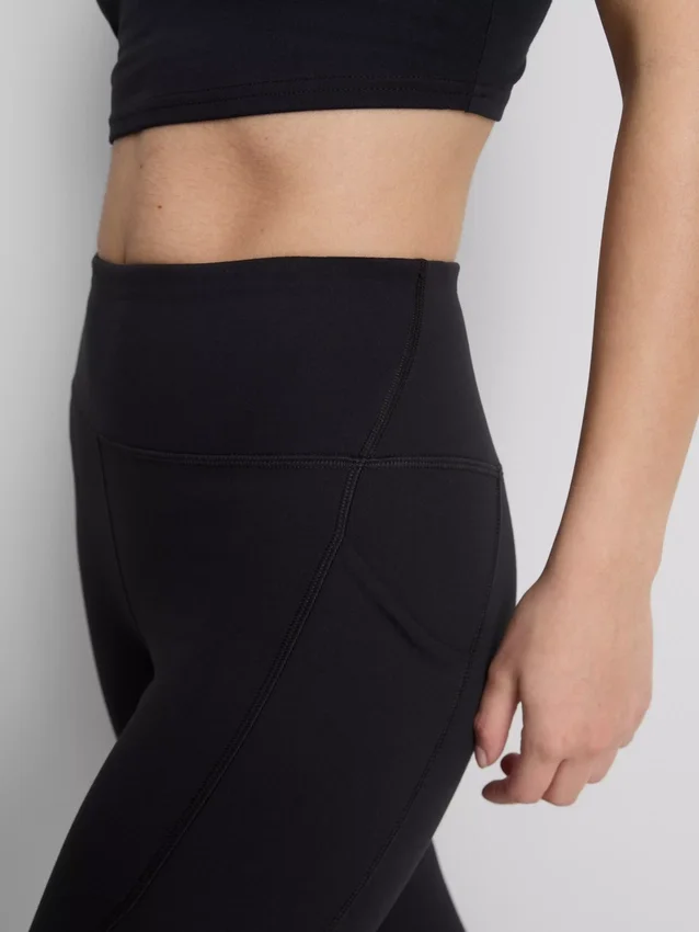 Högmidjade, släta och stödjande träningsleggings