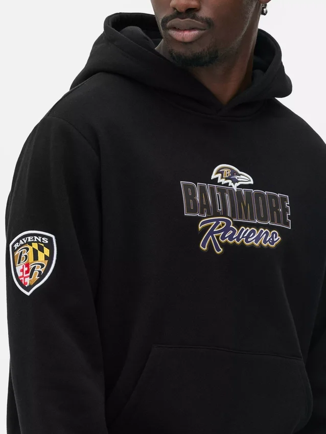 Huvtröja med tryck från NFL:s Baltimore Ravens