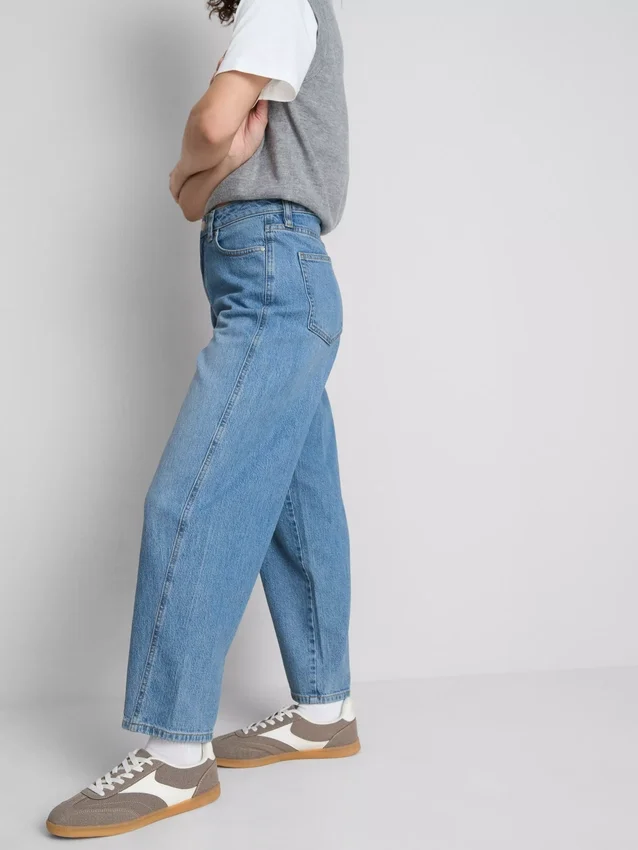 Jeans i bomullsdenim med avsmalnande raka ben