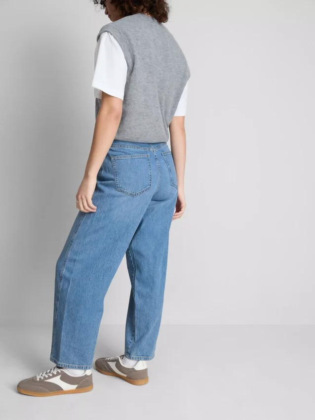 Jeans i bomullsdenim med avsmalnande raka ben
