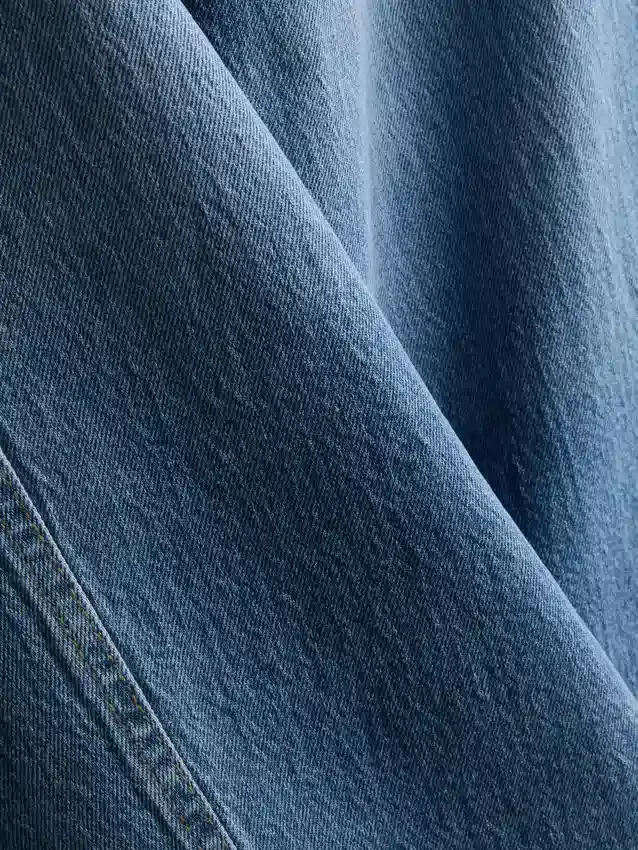 Jeans i bomullsdenim med avsmalnande raka ben