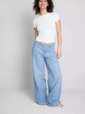 Jeans i bomullsdenim med medelhög midja och vida ben