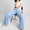Jeans i bomullsdenim med medelhög midja och vida ben