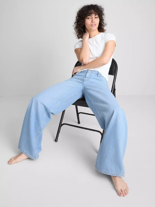 Jeans i bomullsdenim med medelhög midja och vida ben