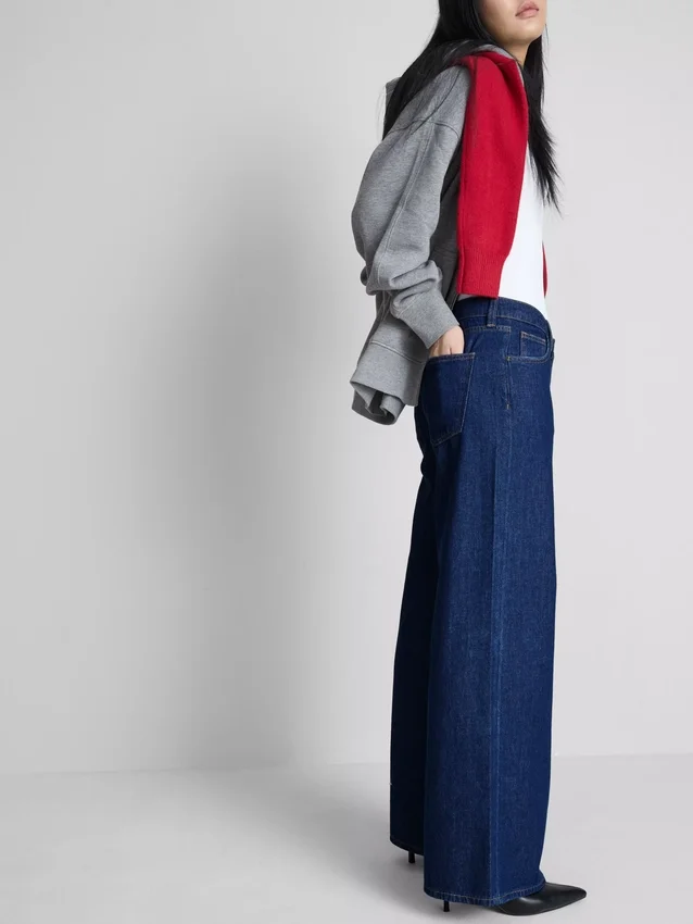 Jeans i bomullsdenim med medelhög midja och vida ben